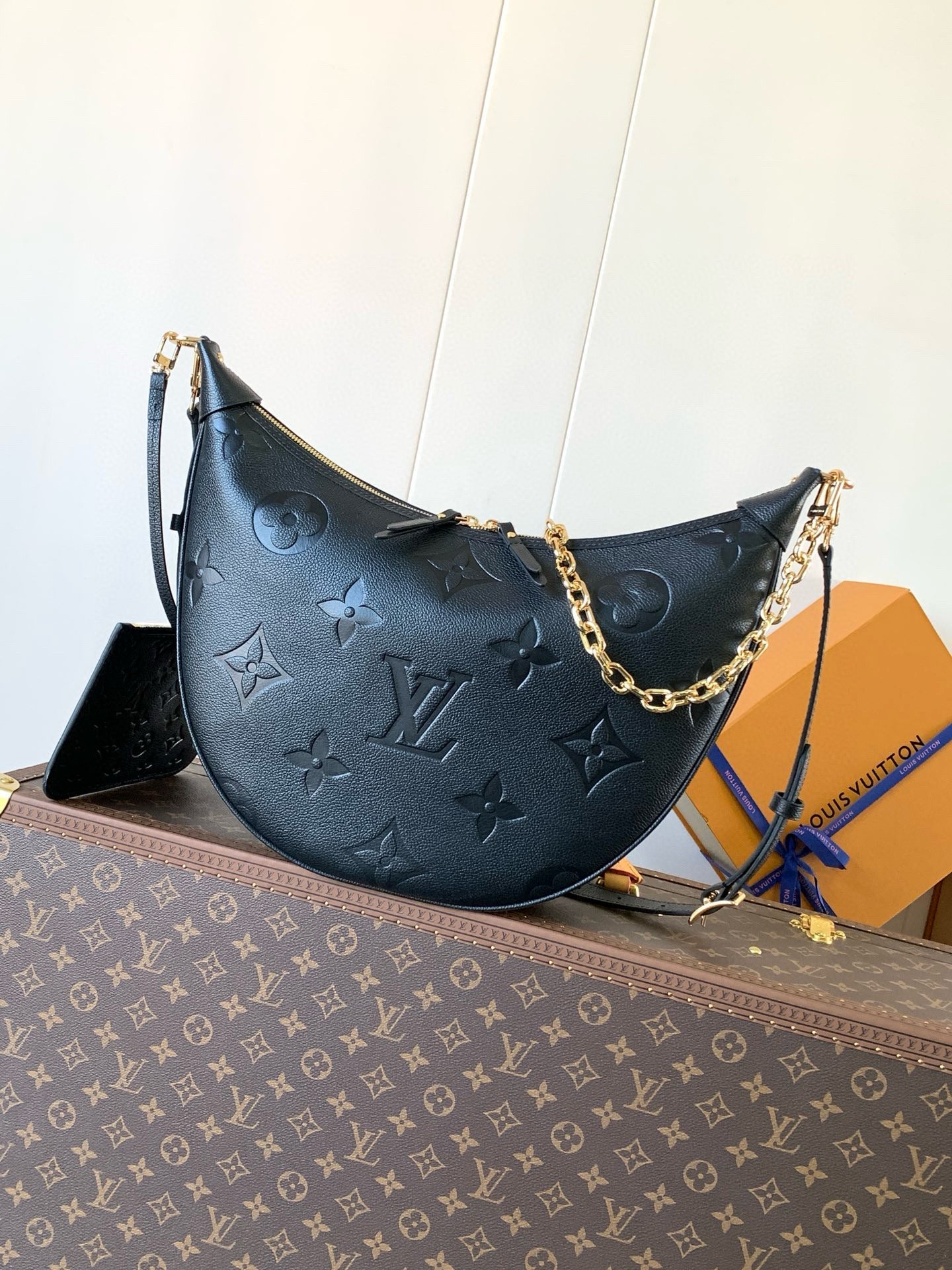 Bolso hobo LV Loop de 38 cm en piel negra con monograma estampado