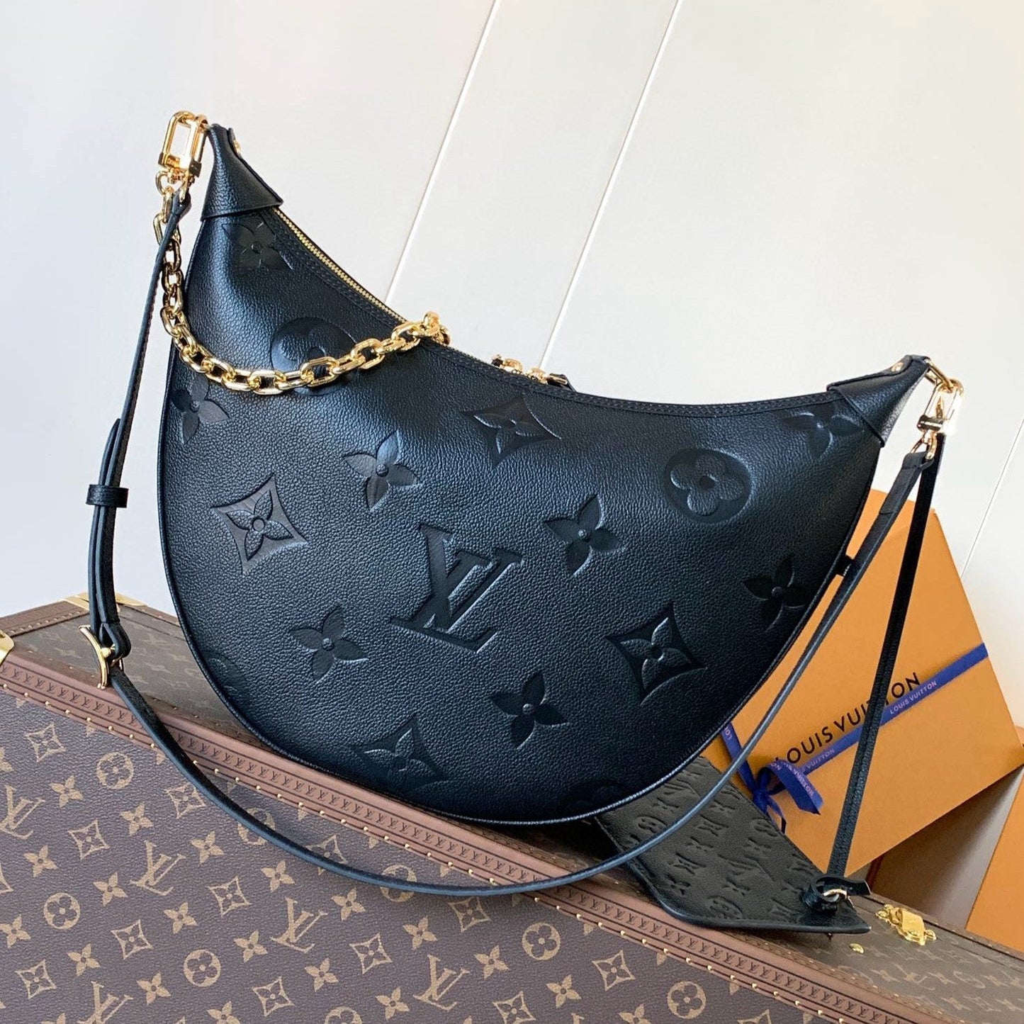 Bolso hobo LV Loop de 38 cm en piel negra con monograma estampado