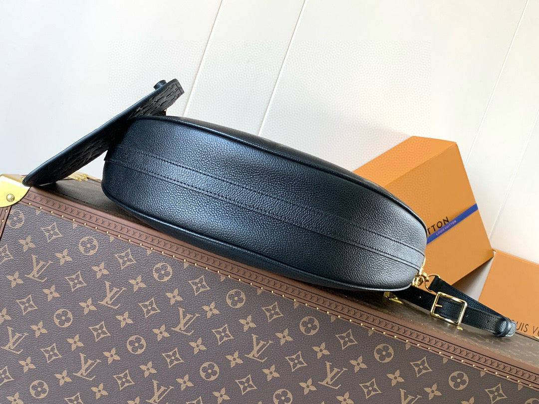 Bolso hobo LV Loop de 38 cm en piel negra con monograma estampado