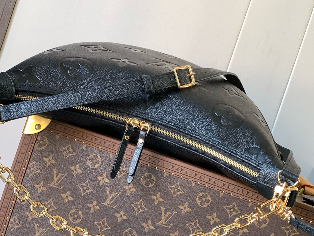 Bolso hobo LV Loop de 38 cm en piel negra con monograma estampado