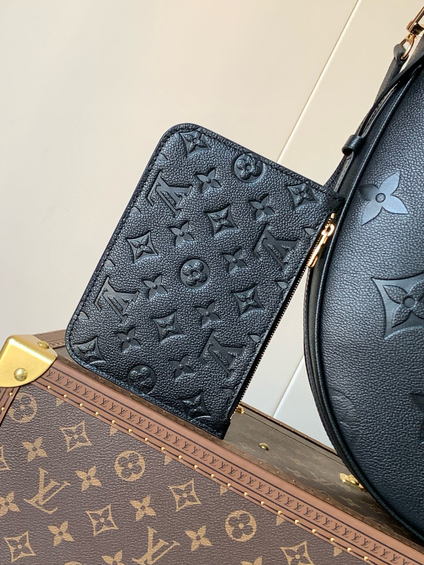 Bolso hobo LV Loop de 38 cm en piel negra con monograma estampado