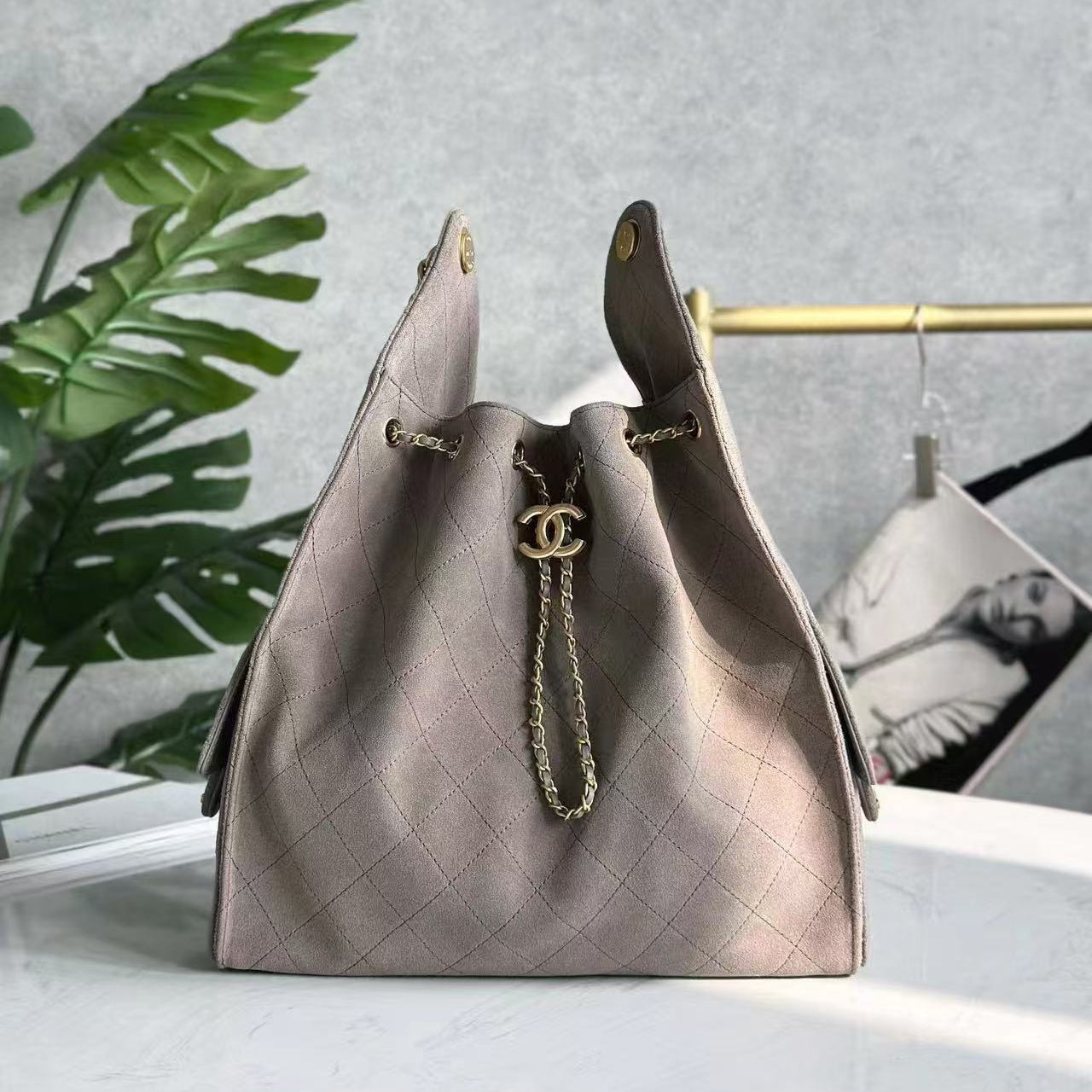 Bolso Hobo CC 25C de 40 cm en ante gris