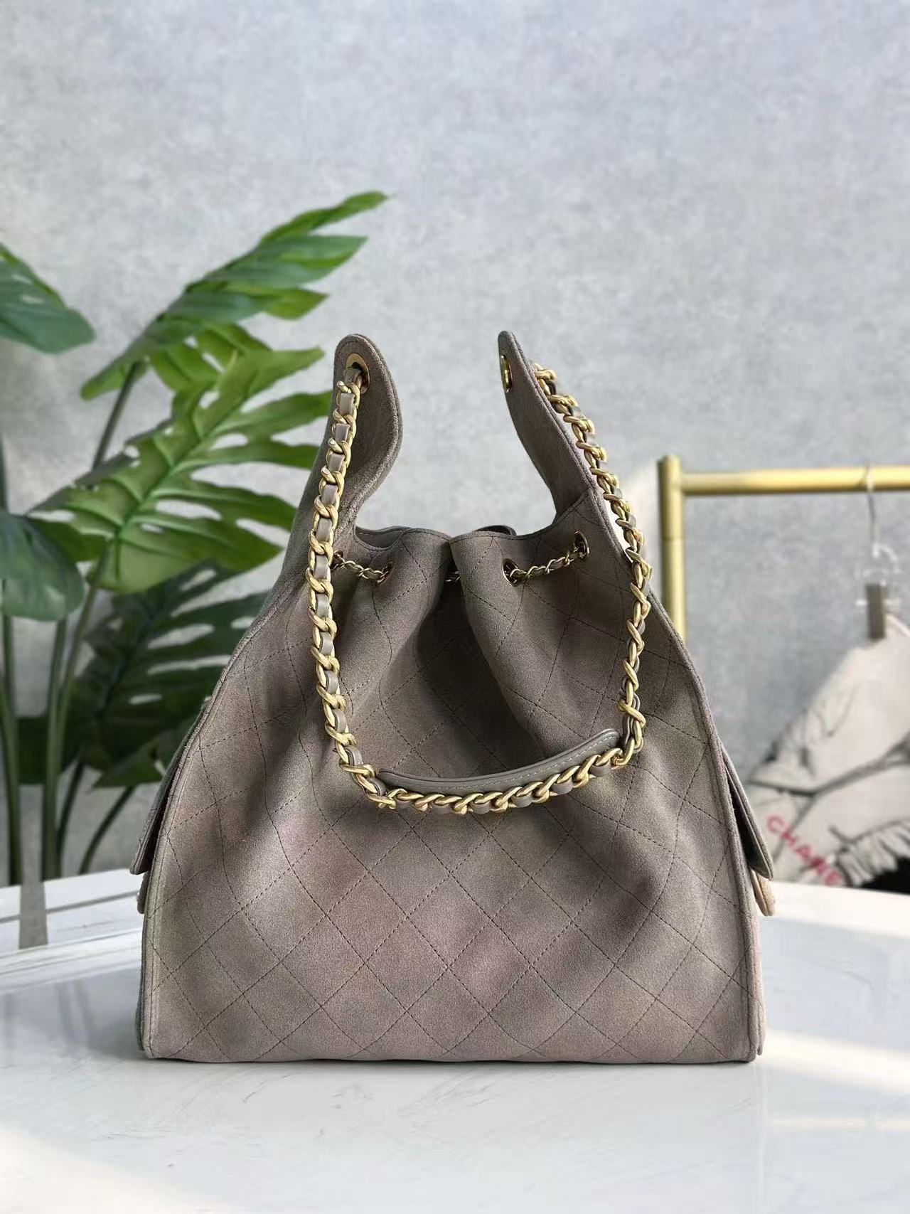 Bolso Hobo CC 25C de 40 cm en ante gris