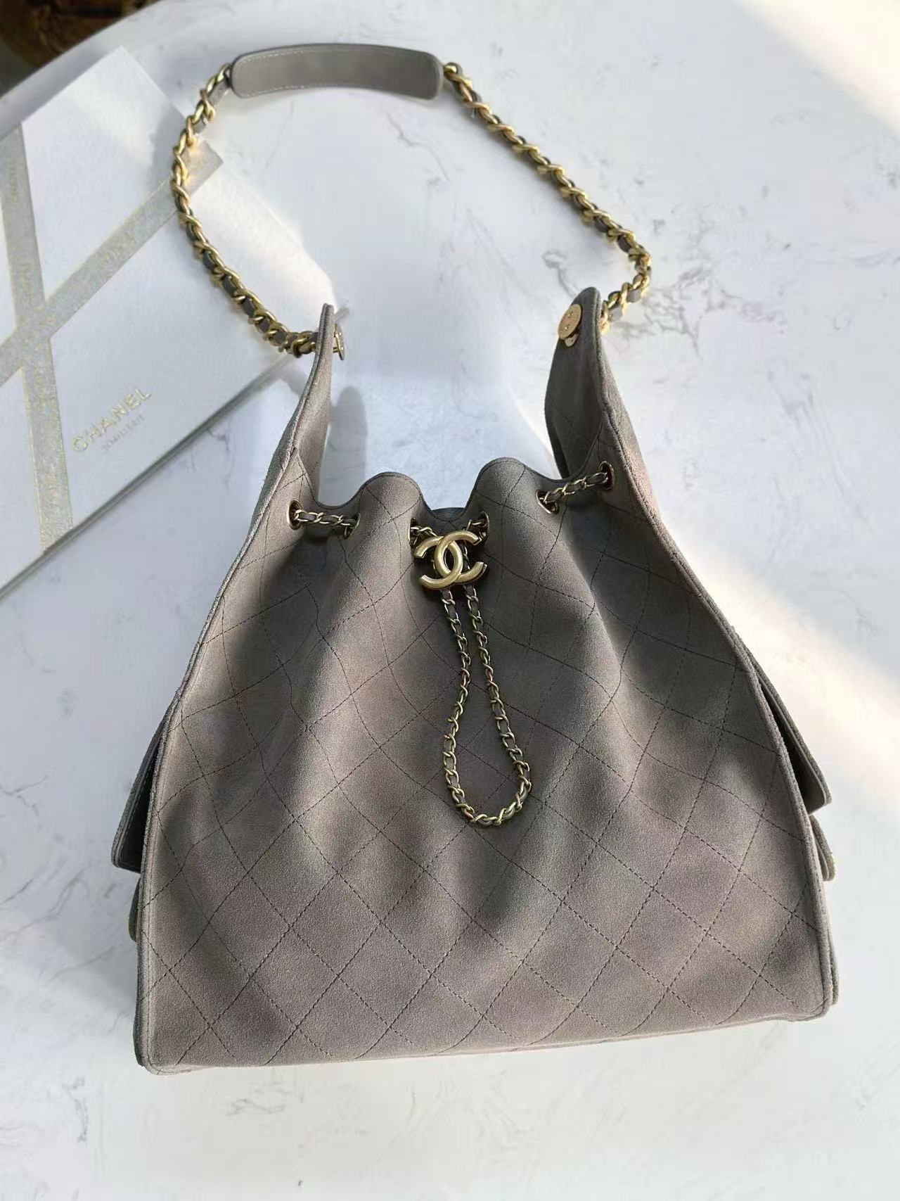 Bolso Hobo CC 25C de 40 cm en ante gris