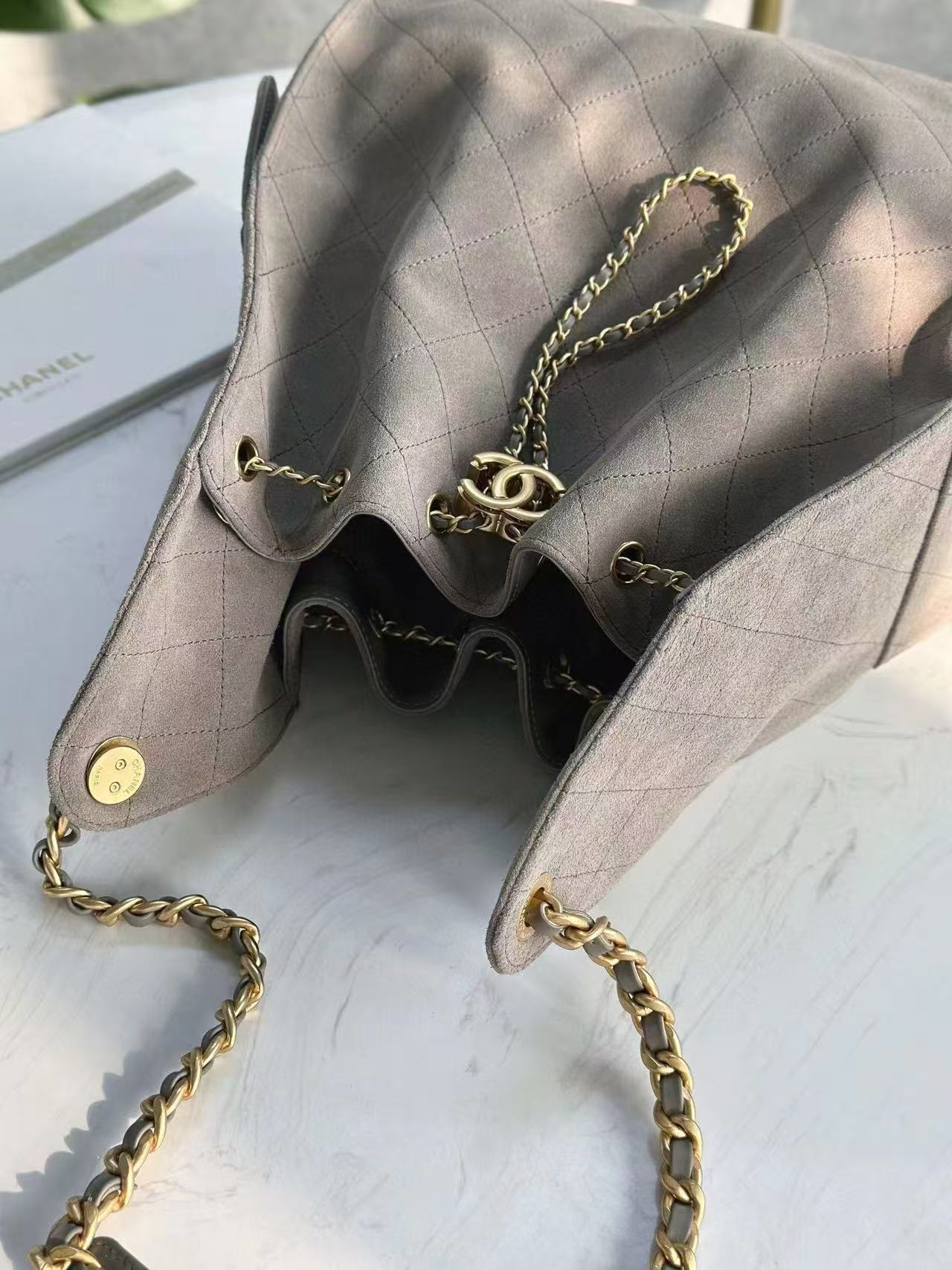 Bolso Hobo CC 25C de 40 cm en ante gris