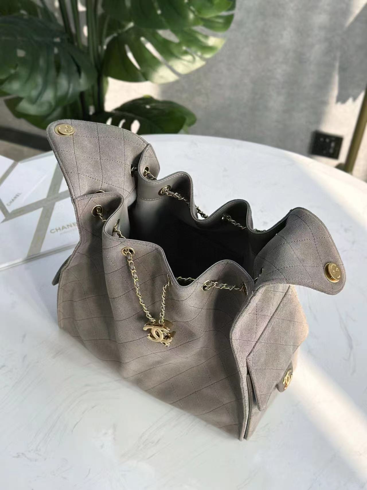 Bolso Hobo CC 25C de 40 cm en ante gris