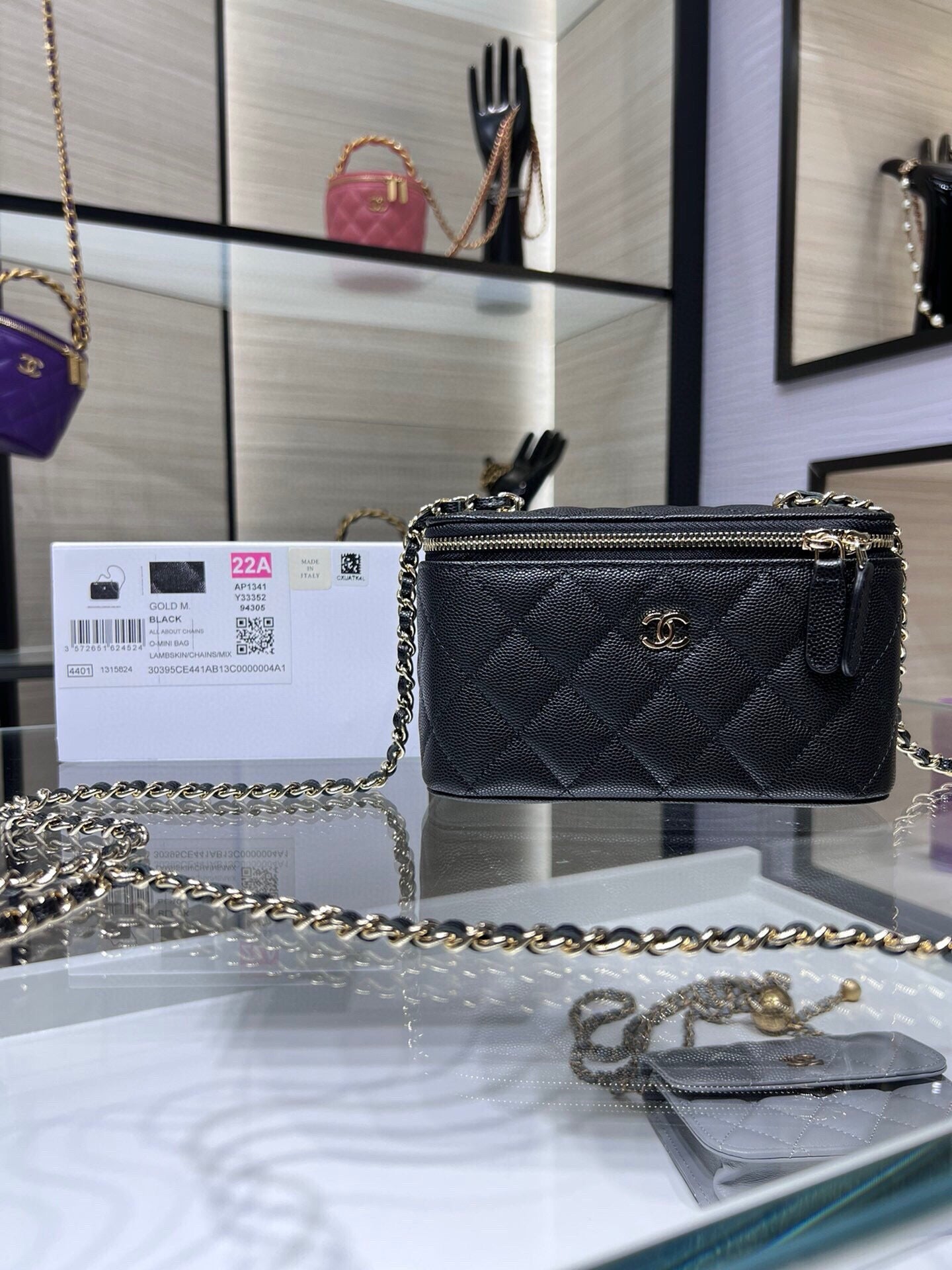 CC 25C Neceser de 16 cm en piel de caviar negra con herrajes en dorado claro