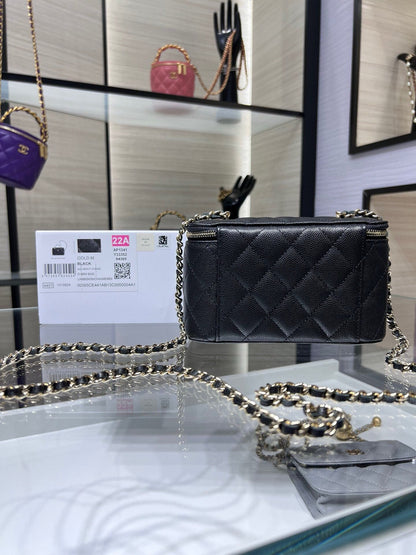 CC 25C Neceser de 16 cm en piel de caviar negra con herrajes en dorado claro