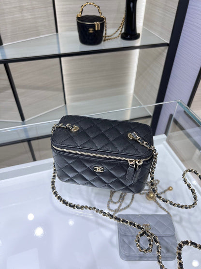 CC 25C Neceser de 16 cm en piel de caviar negra con herrajes en dorado claro