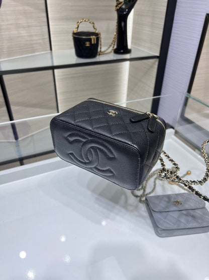 CC 25C Neceser de 16 cm en piel de caviar negra con herrajes en dorado claro