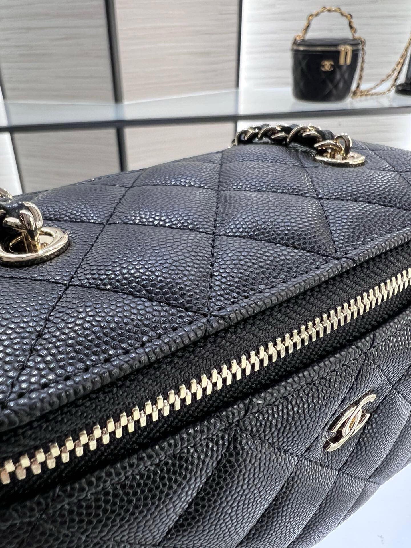 CC 25C Neceser de 16 cm en piel de caviar negra con herrajes en dorado claro
