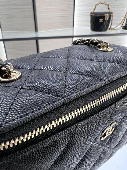 CC 25C Neceser de 16 cm en piel de caviar negra con herrajes en dorado claro