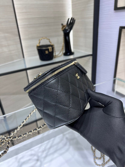 CC 25C Neceser de 16 cm en piel de caviar negra con herrajes en dorado claro