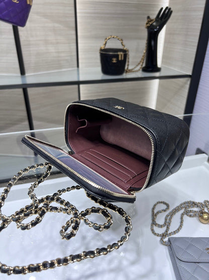 CC 25C Neceser de 16 cm en piel de caviar negra con herrajes en dorado claro
