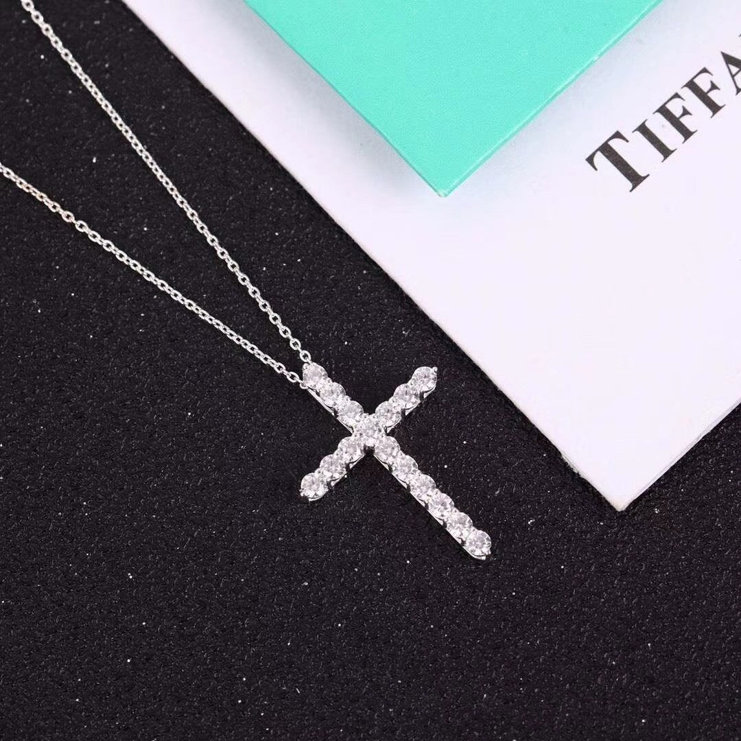 COLLAR CON CRUZ DE PIEDRA MOISSANITA Y GARGANTA CON CRUZ DE DIAMANTE SIMULADO