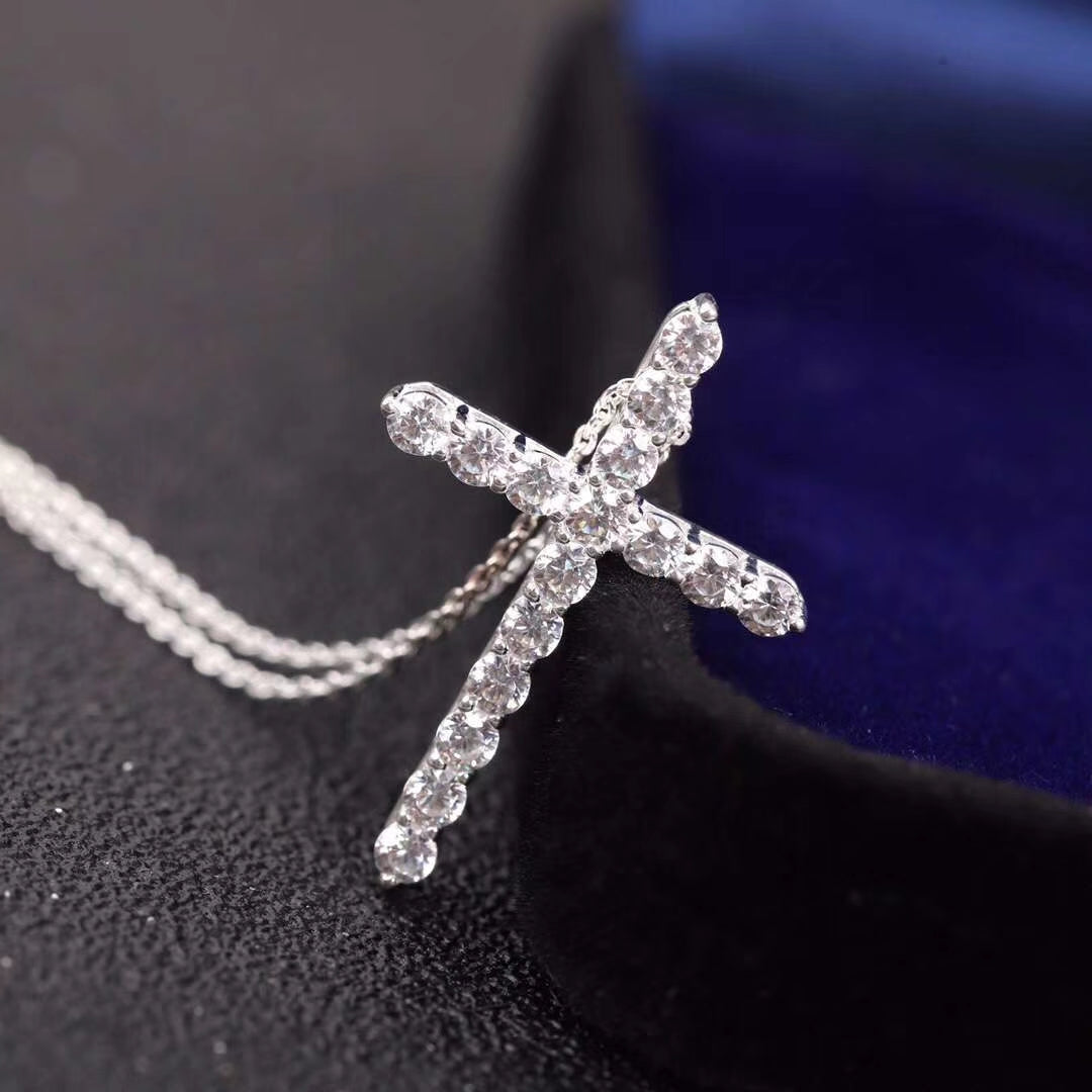 COLLAR CON CRUZ DE PIEDRA MOISSANITA Y GARGANTA CON CRUZ DE DIAMANTE SIMULADO