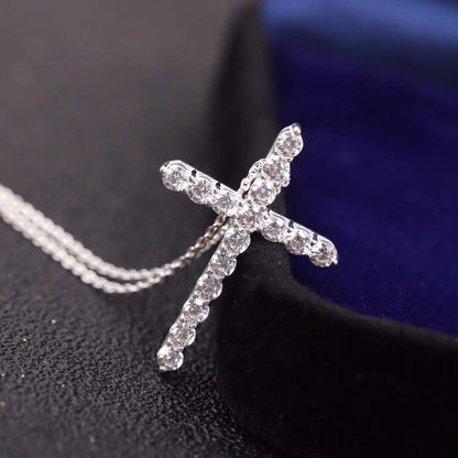 COLLAR CON CRUZ DE PIEDRA MOISSANITA Y GARGANTA CON CRUZ DE DIAMANTE SIMULADO