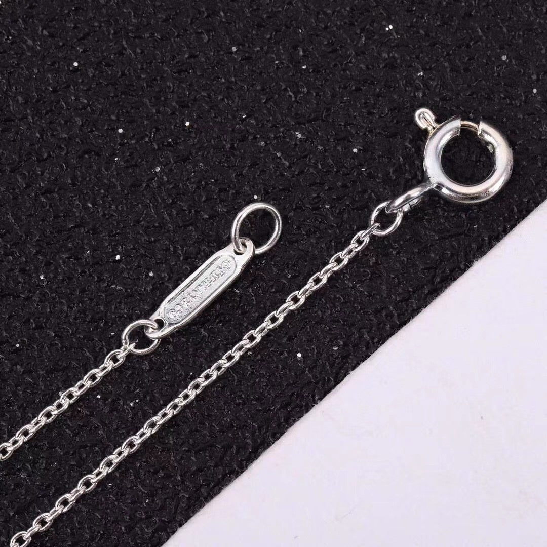 COLLAR CON CRUZ DE PIEDRA MOISSANITA Y GARGANTA CON CRUZ DE DIAMANTE SIMULADO
