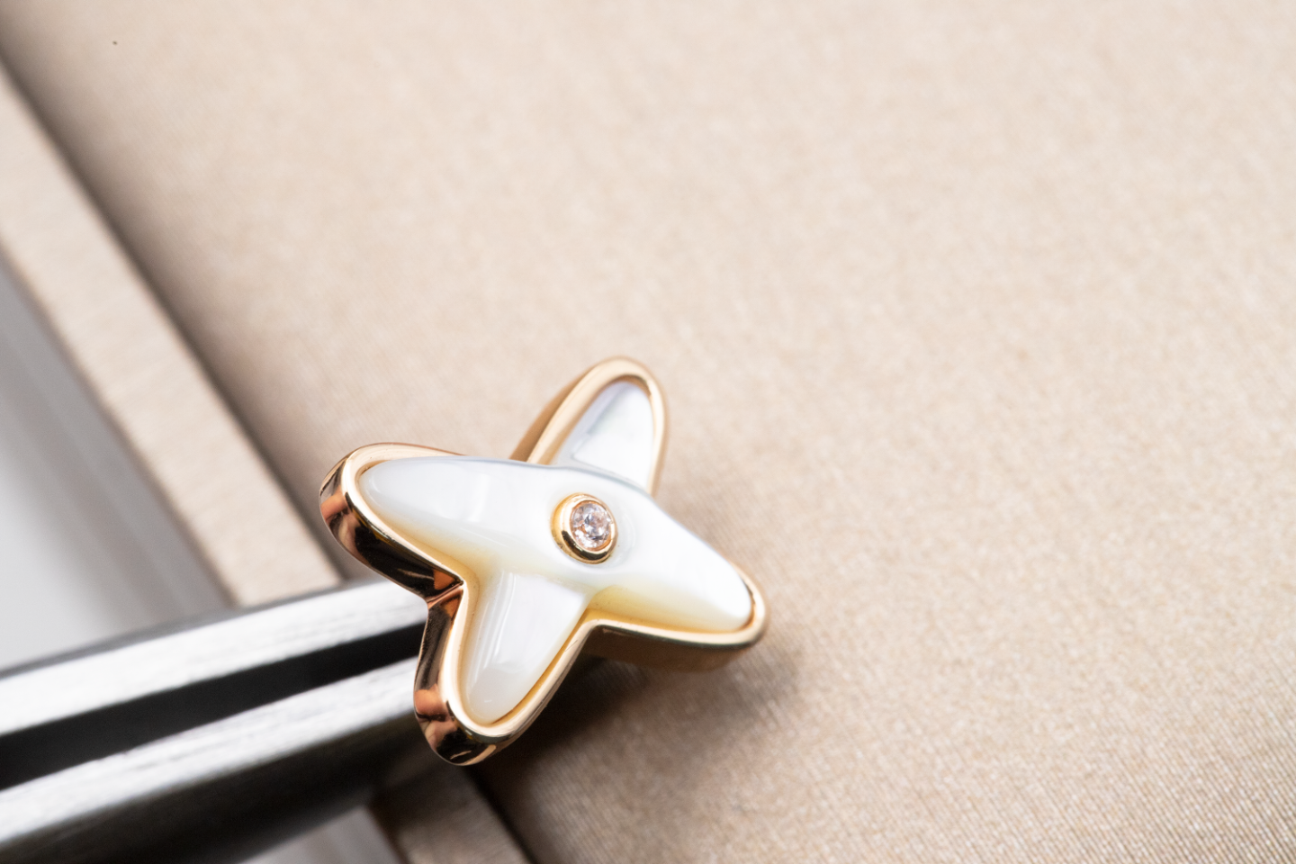 DIANA JEUX DE WHITE MOP PINK GOLD DIAMOND EARRINGS