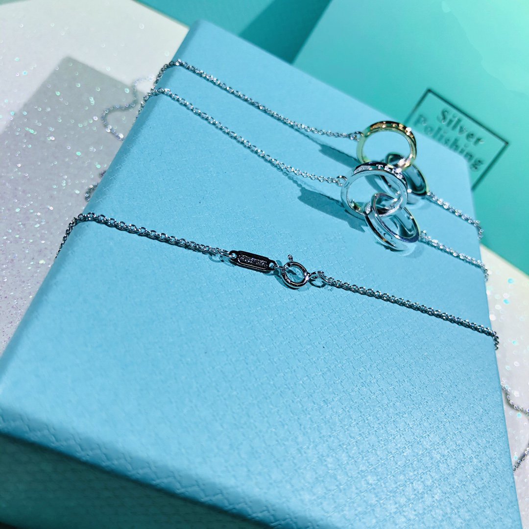 PETIT COLLIER PENDENTIF CERCLES ENTRELACÉS