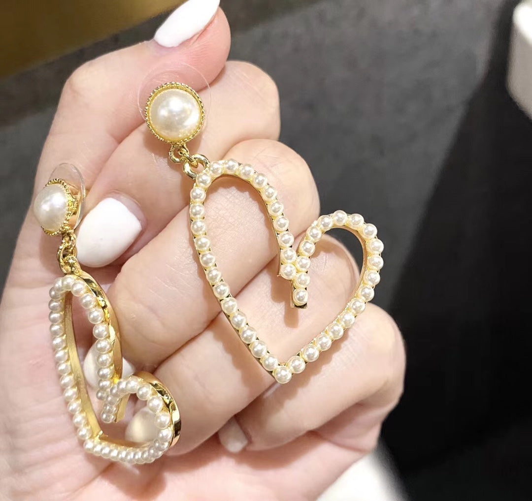 PENDIENTES DE CORAZÓN ABIERTO BAÑADOS EN ORO CON PERLA