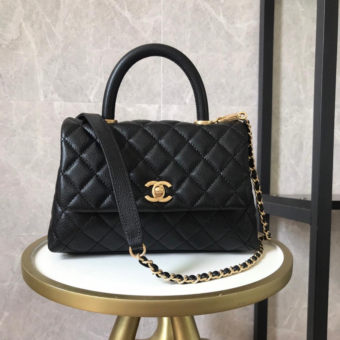 Mango superior de caviar coco acolchado negro con herrajes dorados 24 