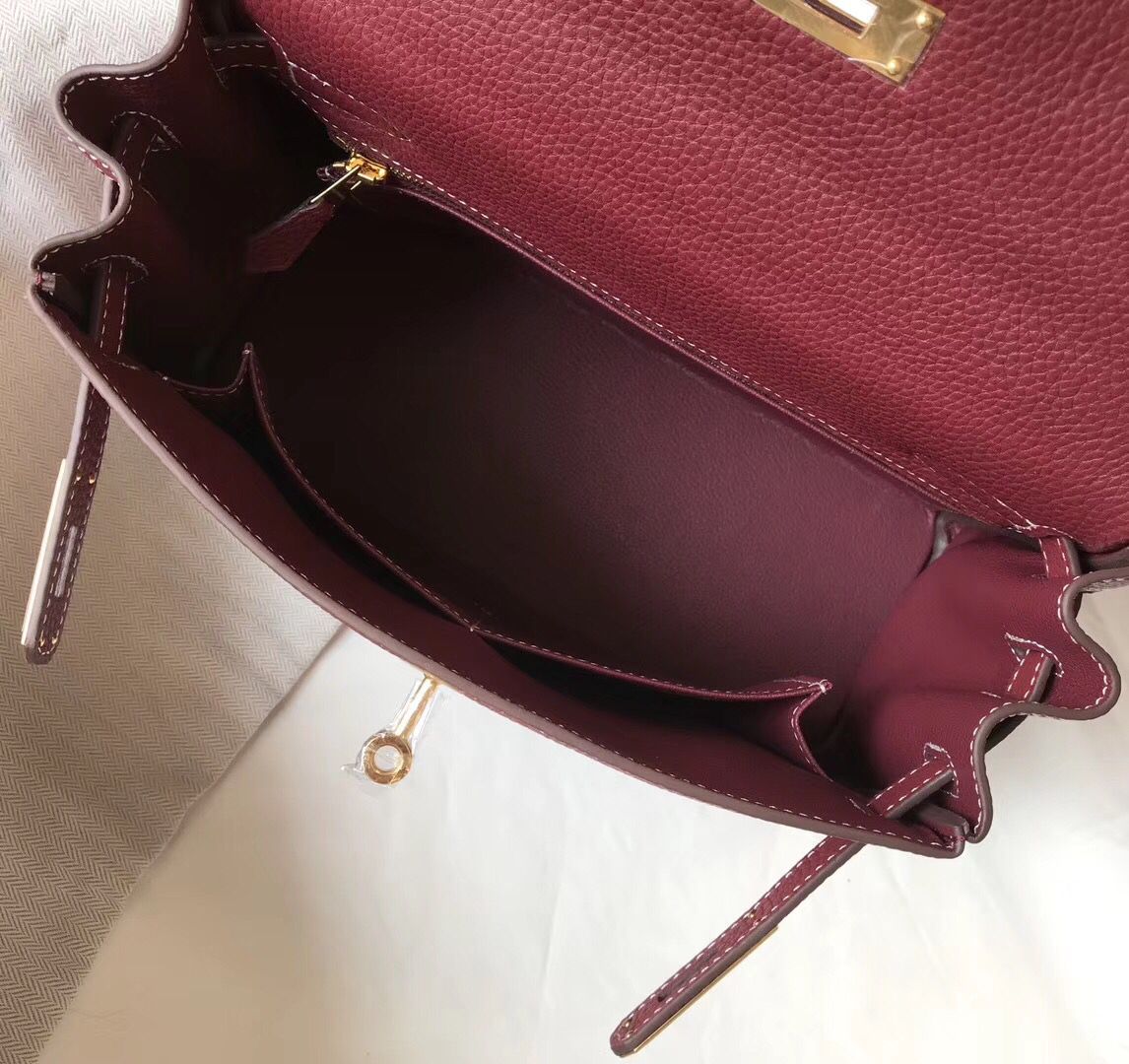 HM KELLY 28 CM CUERO TOGO BURDEOS HERRAJES DORADOS