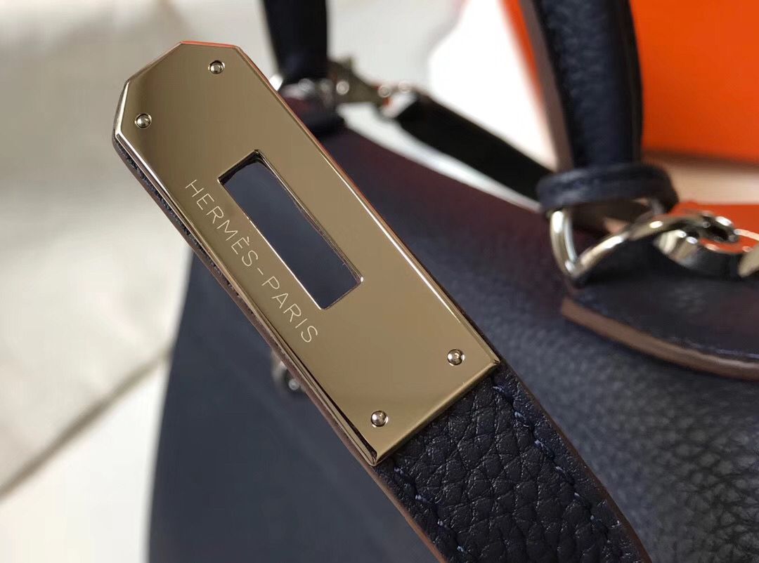 HM KELLY 28 CM CUERO TOGO AZUL OSCURO HIERROS PLATEADOS