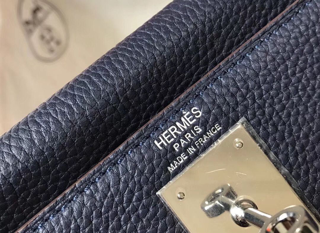 HM KELLY 28 CM CUERO TOGO AZUL OSCURO HIERROS PLATEADOS