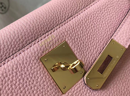 HM KELLY 28 CM PIEL TOGO ROSA HERRAJES DORADOS