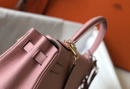 HM KELLY 28 CM PIEL TOGO ROSA HERRAJES DORADOS