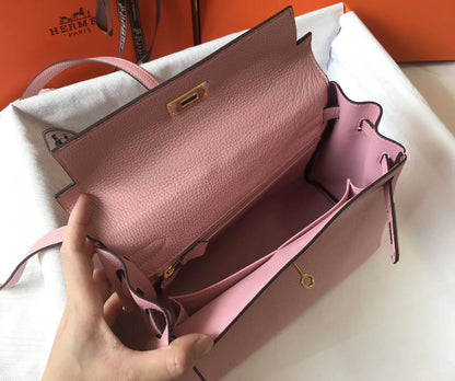 HM KELLY 28 CM PIEL TOGO ROSA HERRAJES DORADOS