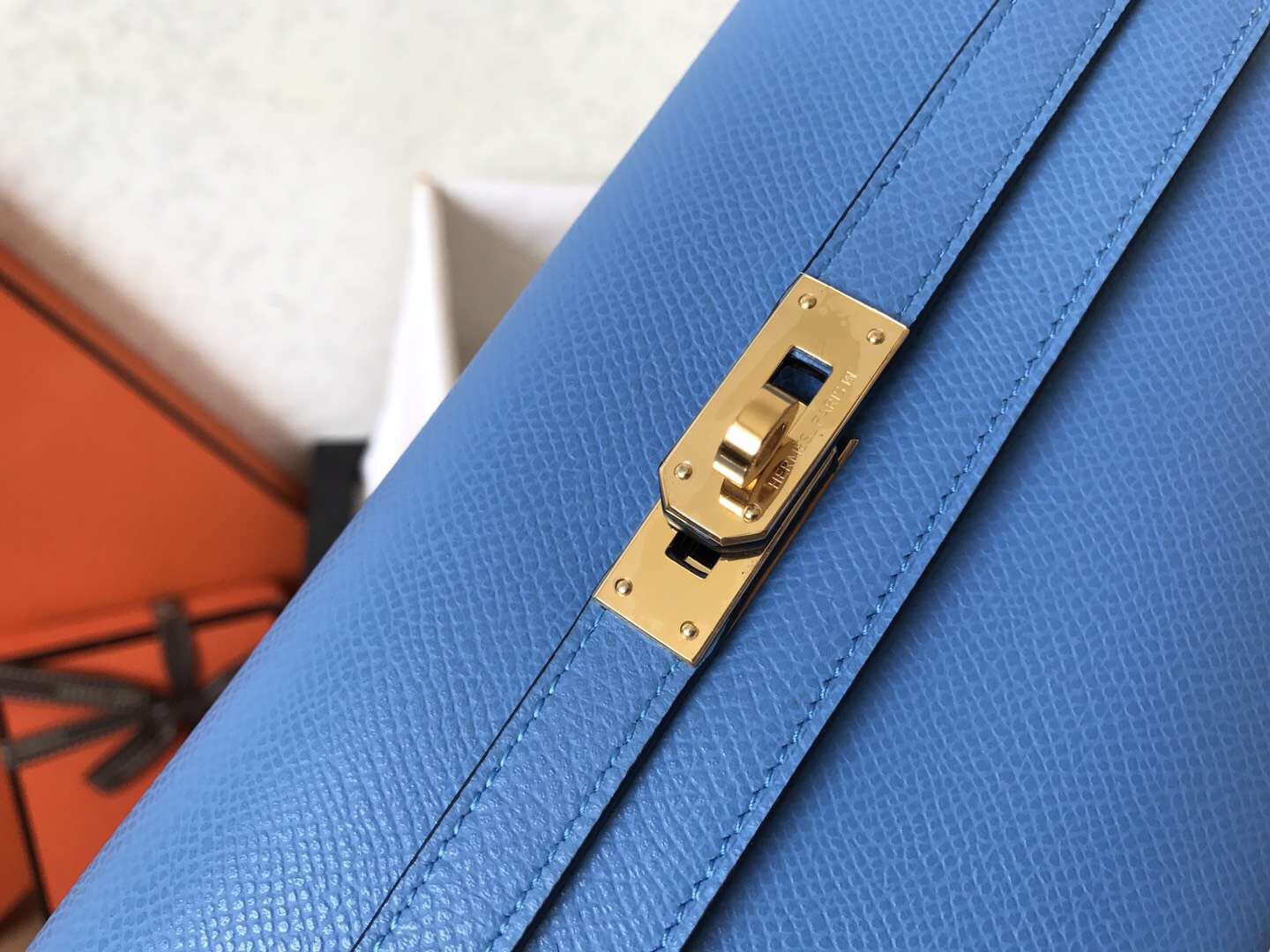 Cartera larga Kelly de 20 cm de piel de Epsom de color azul vaquero