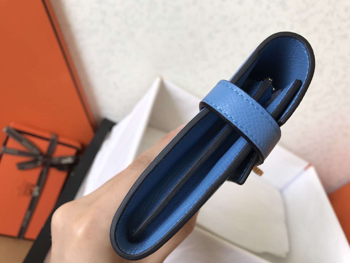 Cartera larga Kelly de 20 cm de piel de Epsom de color azul vaquero