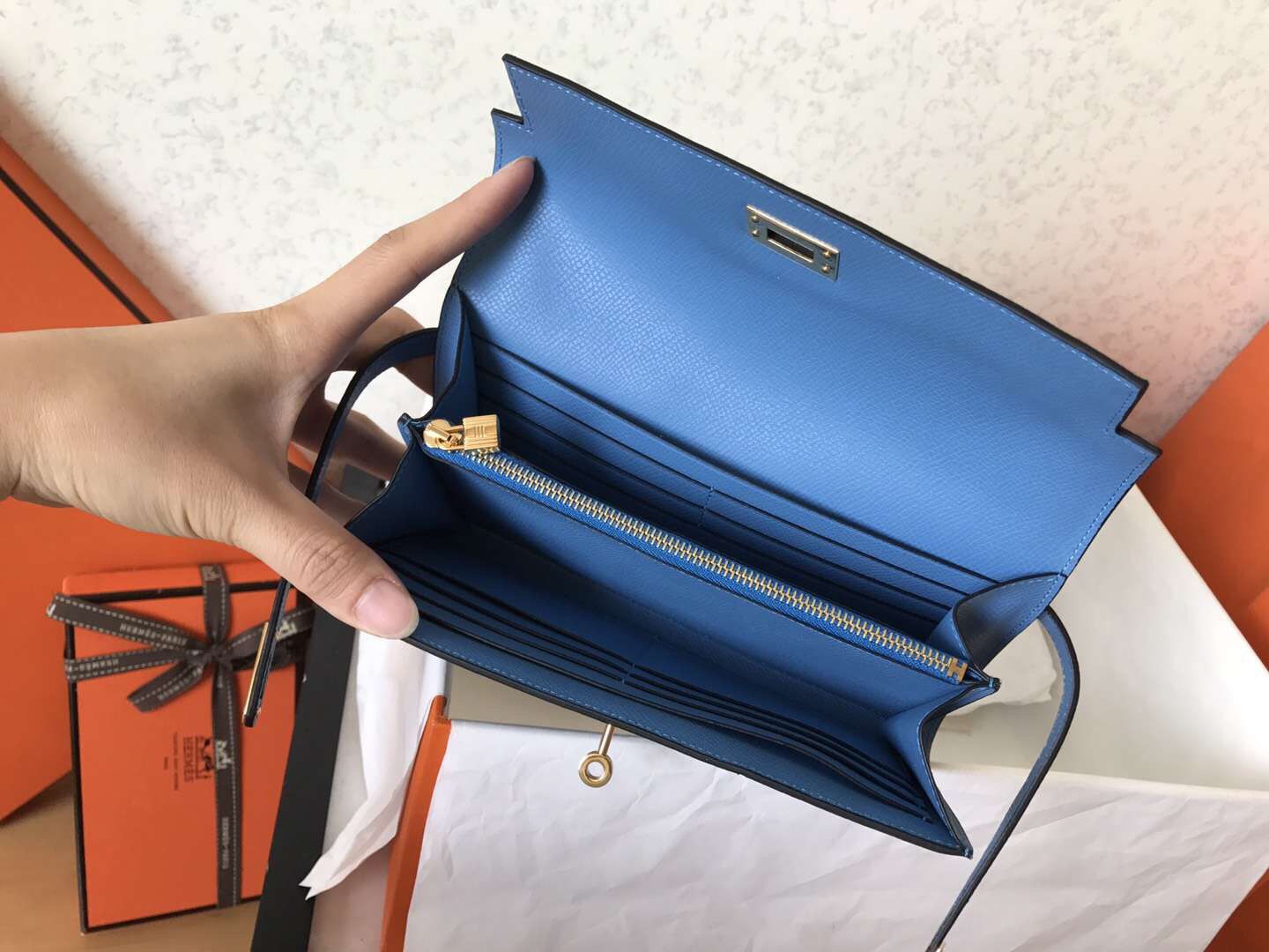 Cartera larga Kelly de 20 cm de piel de Epsom de color azul vaquero