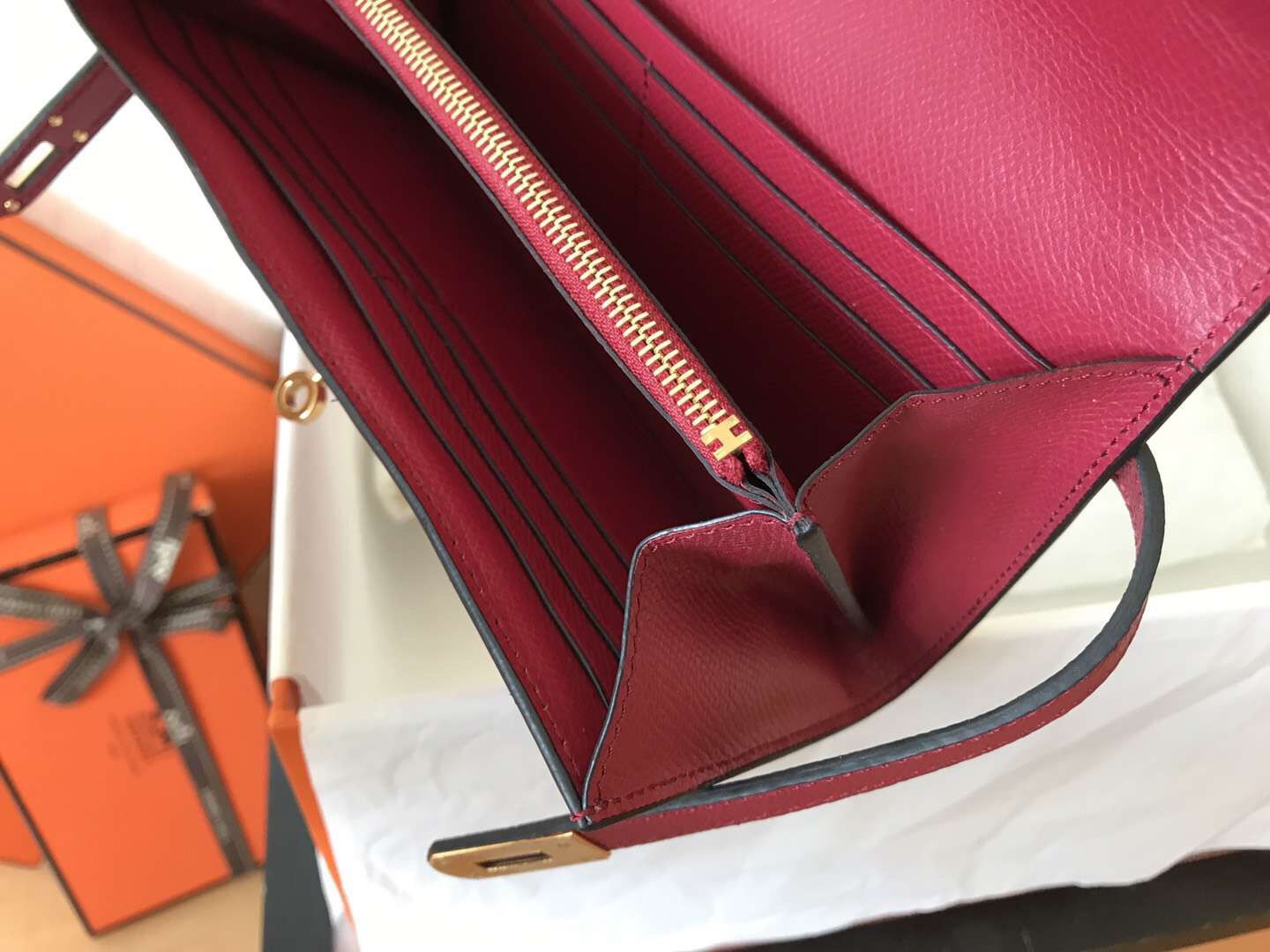 Cartera larga Kelly de 20 cm de piel Epsom color rojo oscuro