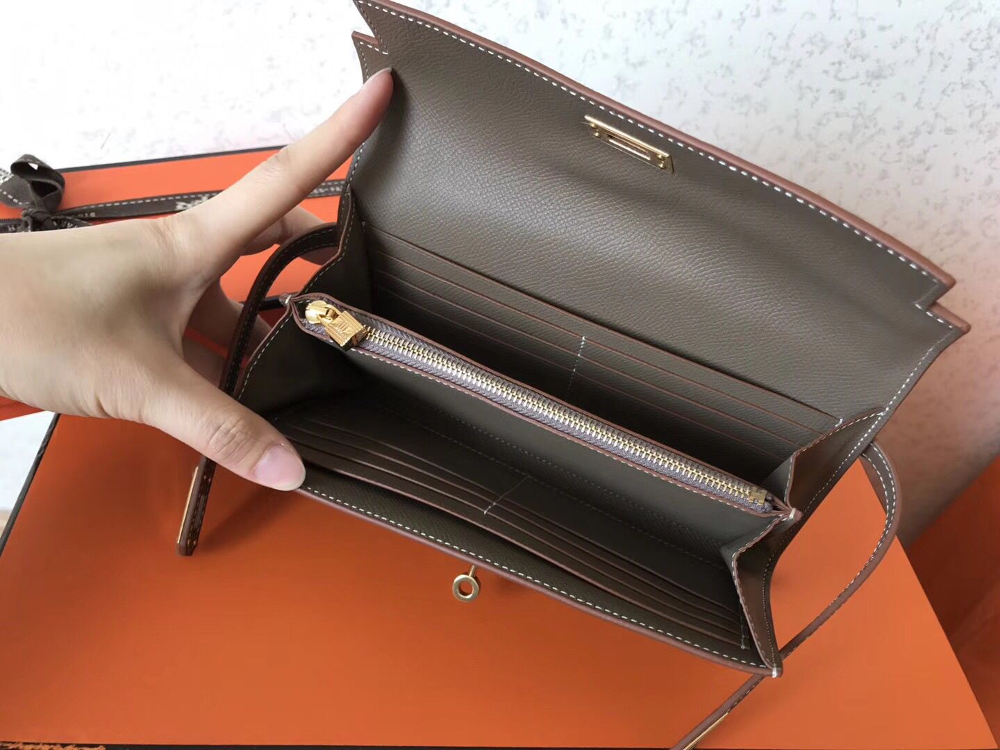 Cartera larga Kelly de 20 cm de piel Epsom color topo