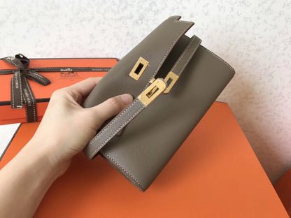Cartera larga Kelly de 20 cm de piel Epsom color topo