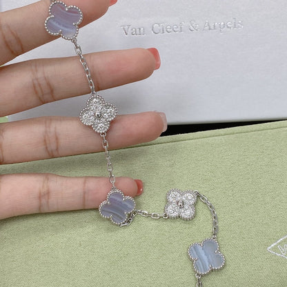 PULSERA DE PLATA CON 5 MOTIVOS DE TRÉBOL Y CALCEDONIA PÚRPURA DE DIANA 