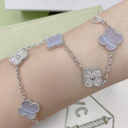 PULSERA DE PLATA CON 5 MOTIVOS DE TRÉBOL Y CALCEDONIA PÚRPURA DE DIANA 
