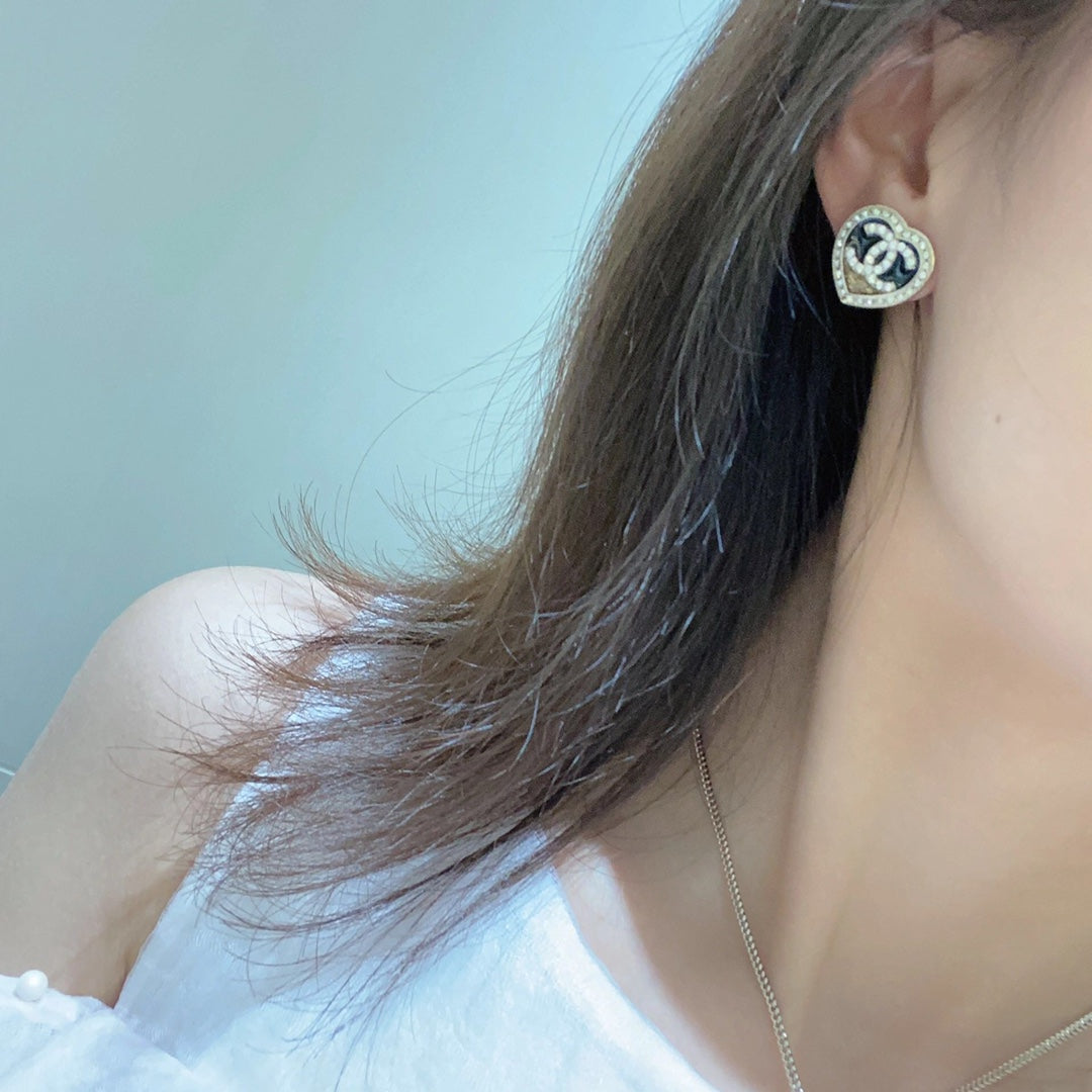 Pendientes de botón con corazón de esmalte negro y diamantes cc