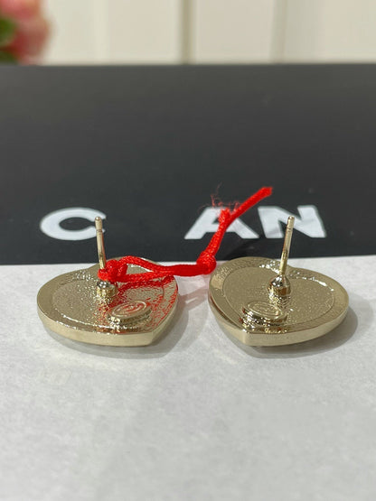 Pendientes de botón con corazón de esmalte negro y diamantes cc