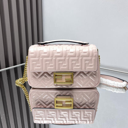 Sac Fend Baguette 24 avec motif FF en cuir rose GHW 