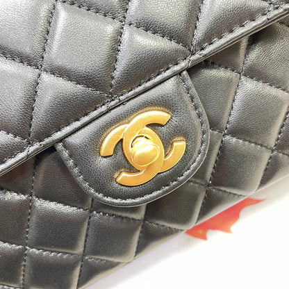 Sac à rabat moyen CC 25P, poignée supérieure de 25 cm, cuir de veau noir, accessoires dorés