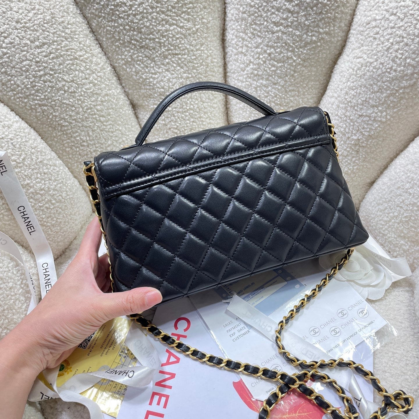Sac à rabat moyen CC 25P, poignée supérieure de 25 cm, cuir de veau noir, accessoires dorés