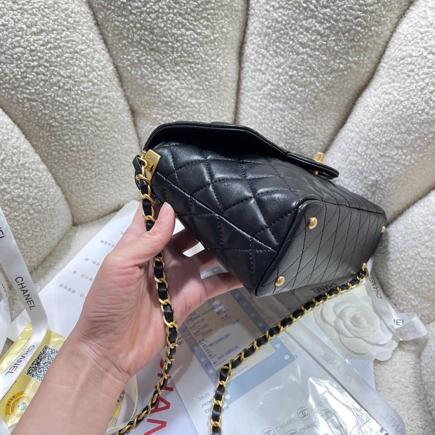 Sac à rabat moyen CC 25P, poignée supérieure de 25 cm, cuir de veau noir, accessoires dorés