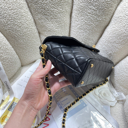 Sac à rabat moyen CC 25P, poignée supérieure de 25 cm, cuir de veau noir, accessoires dorés