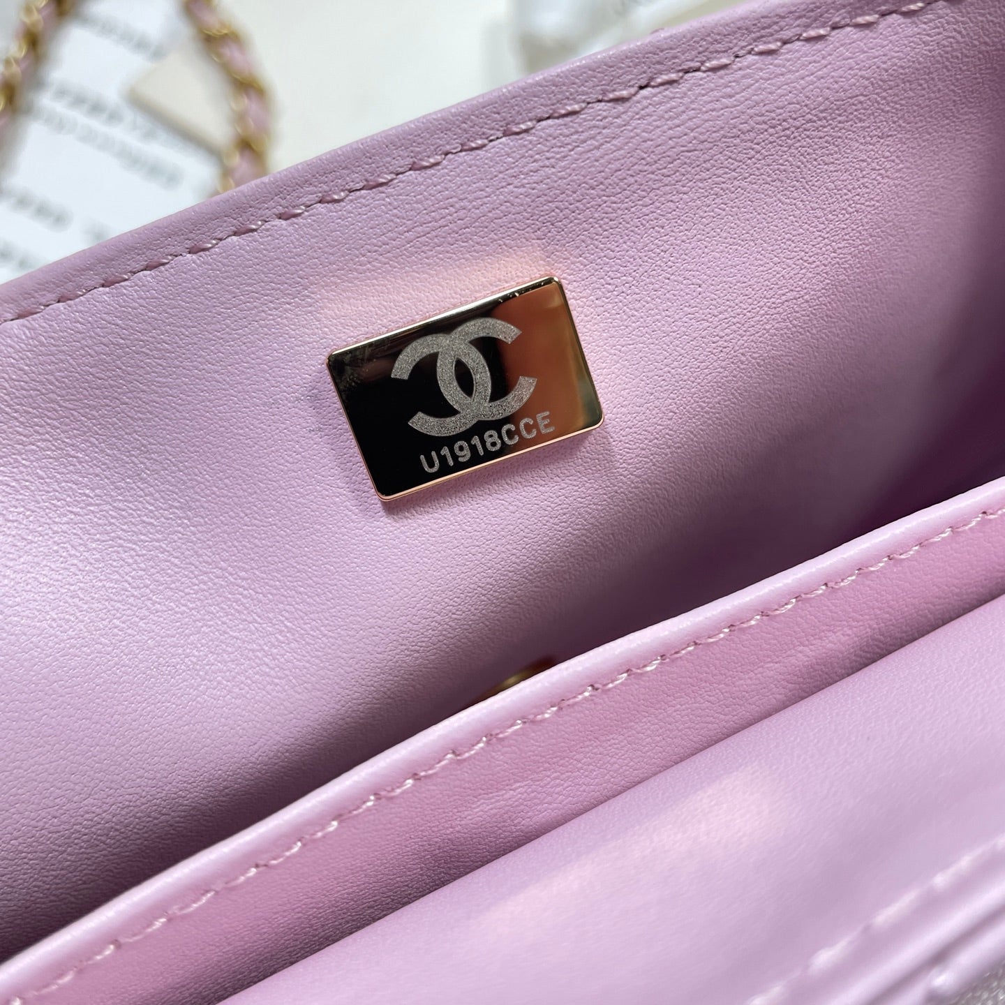 Sac à rabat moyen CC 25P, poignée supérieure de 25 cm, cuir de veau rose, accessoires dorés