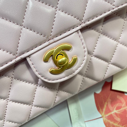 Sac à rabat moyen CC 25P, poignée supérieure de 25 cm, cuir de veau rose, accessoires dorés