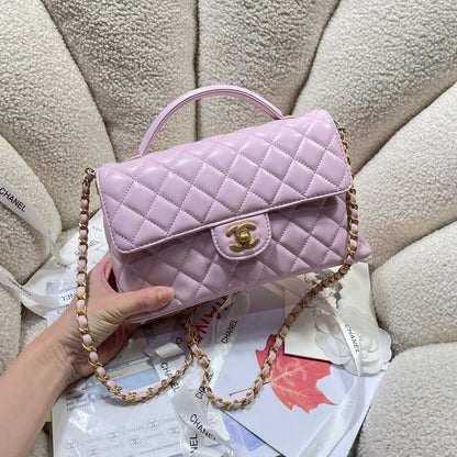 Sac à rabat moyen CC 25P, poignée supérieure de 25 cm, cuir de veau rose, accessoires dorés